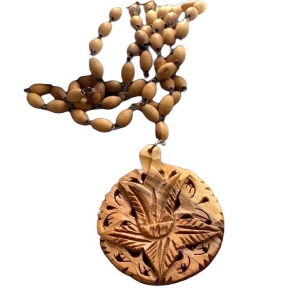 Vintage Stunning Wooden Medallion Flower Bohemian Necklace Women’s Jewelry - Picture 3 of 7